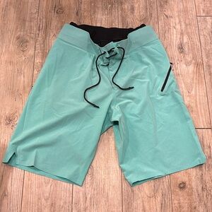 Lululemon Athletica Teal/Black Shorts with Liner Size 32